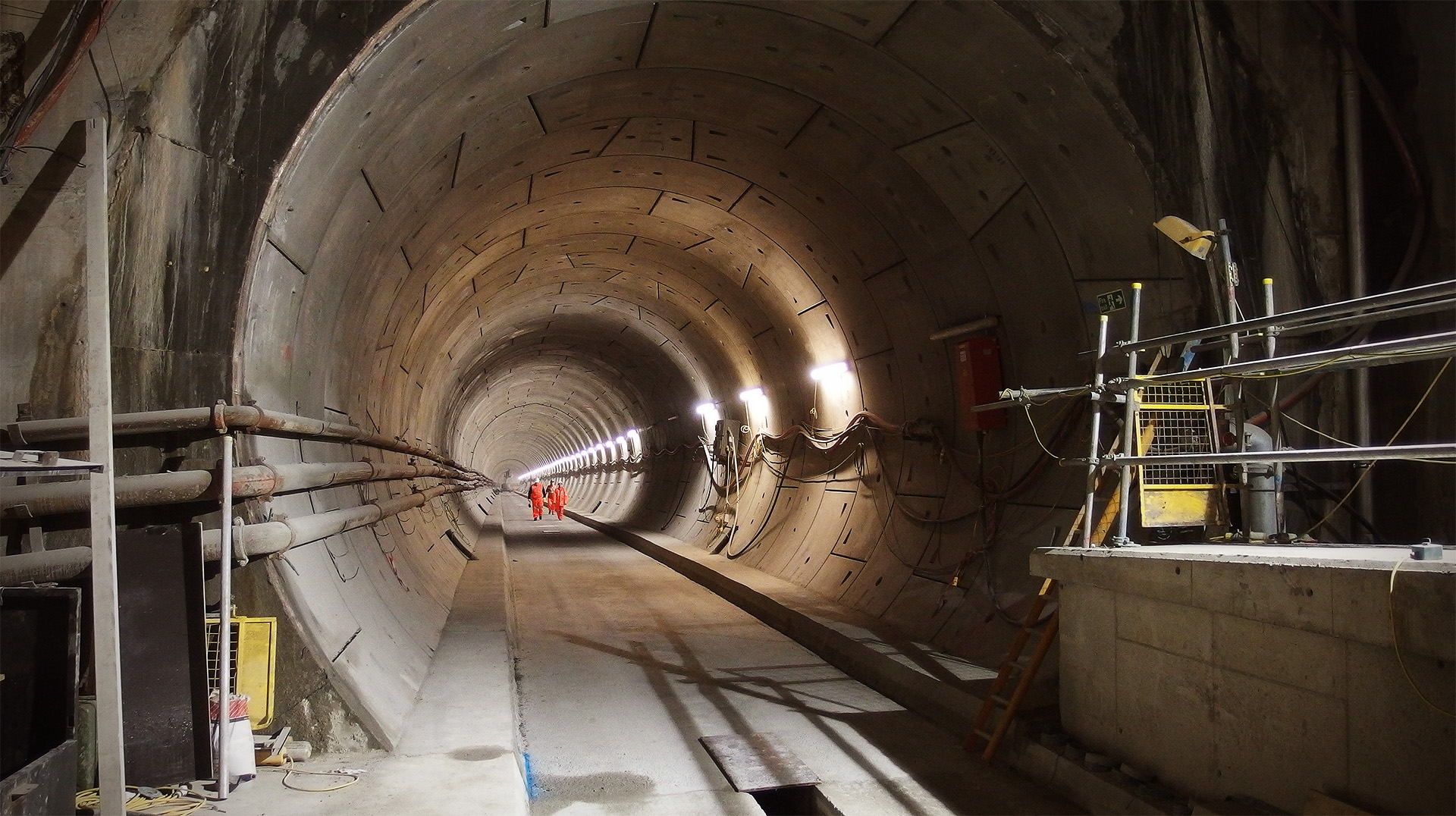 A tunnel slopes away from the end of a platform